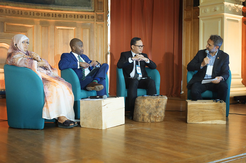 Walikota Bima Arya Sugiarto, Walikota Errick D. Simmons, dan Presiden Dewan Regional Fatimetou Abdel Malick berbicara dengan Romain Troublé