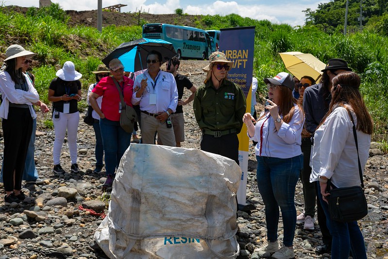 Ana Yancy Arce dari Corporation Pedregal menjelaskan penghalang plastik di Sungai Virilla