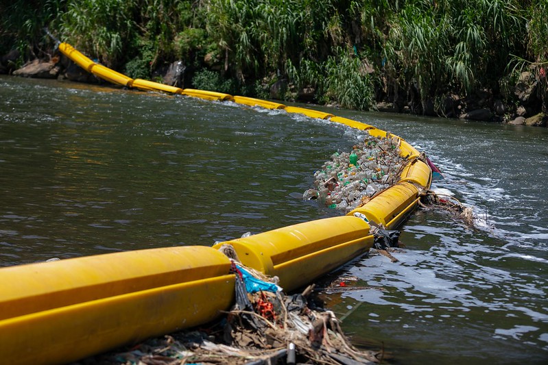 Pembatas plastik di seberang Sungai Virilla.