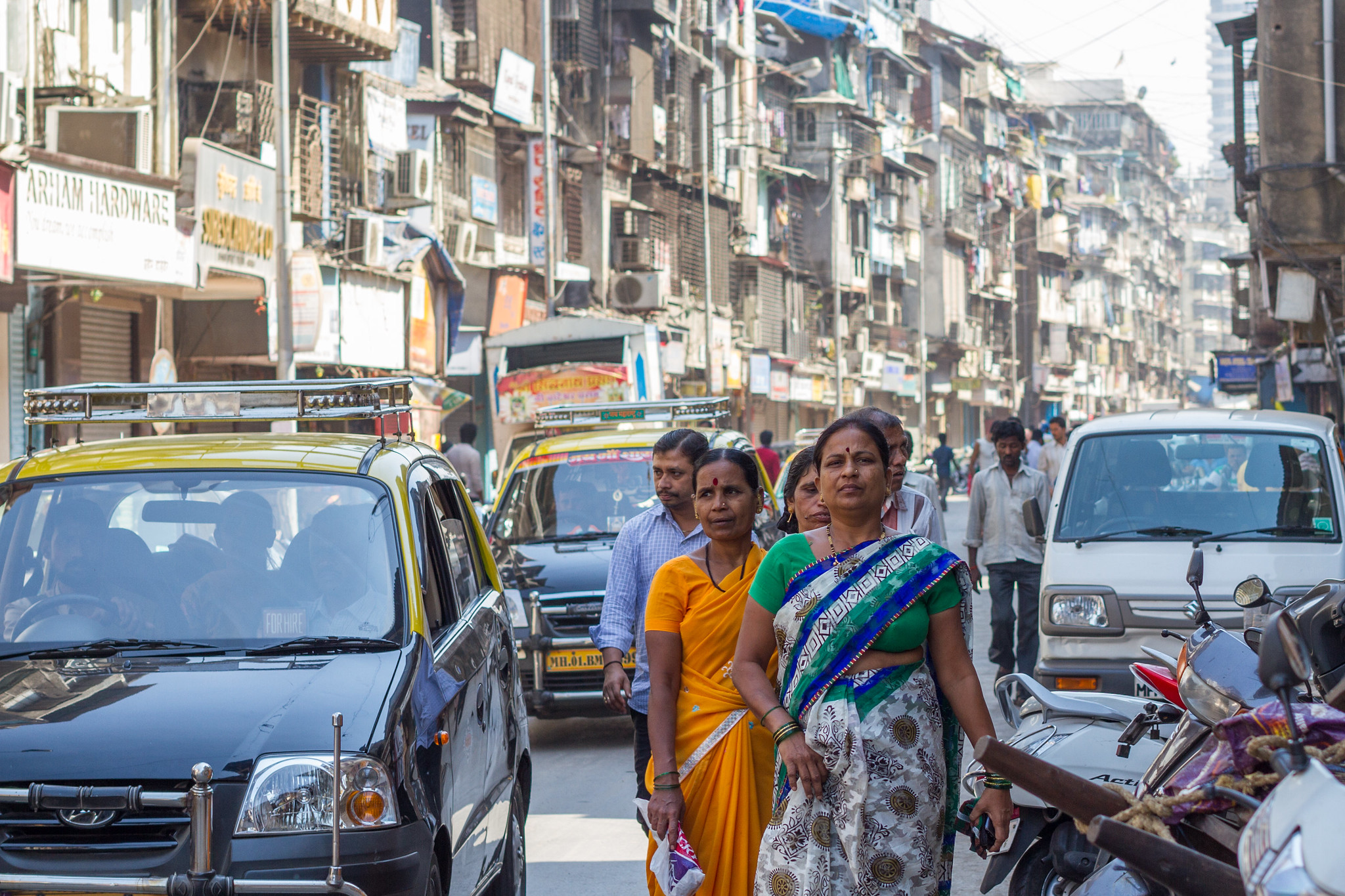 Wanita berjalan di jalan yang sibuk di India