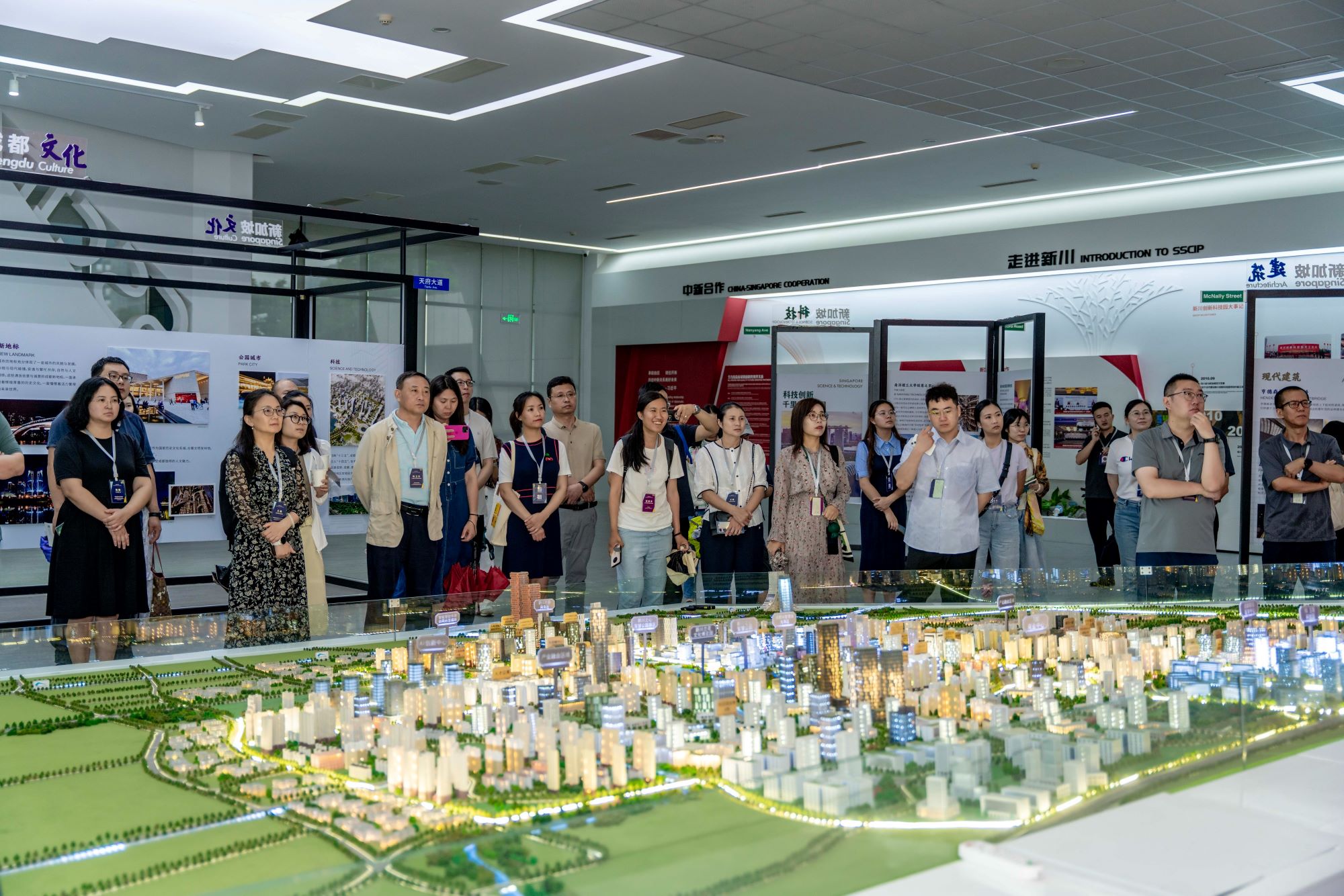 Para peserta selama kunjungan lapangan di UrbanShift China Academy.