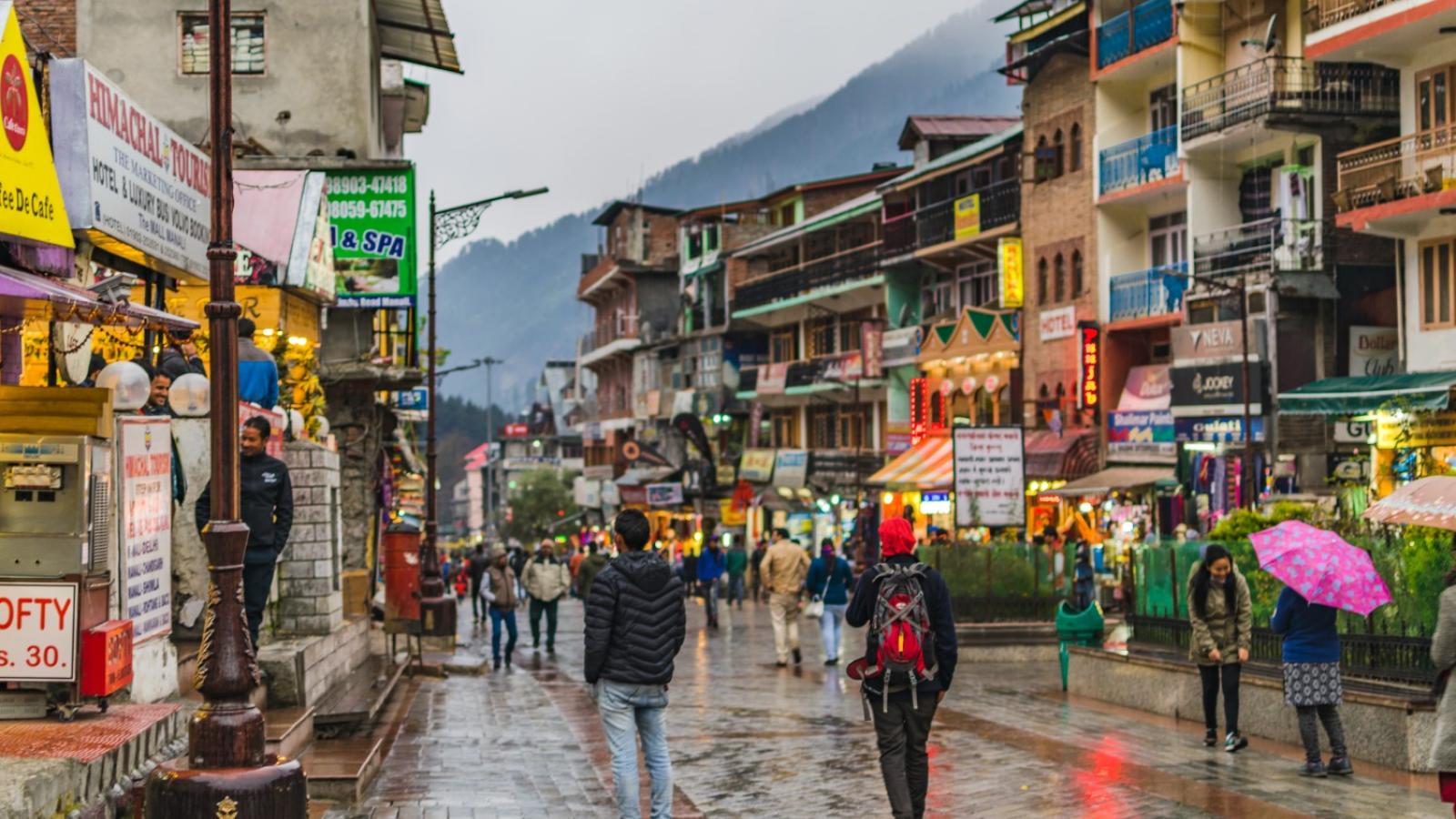 Pejalan kaki berjalan di trotoar di kota India