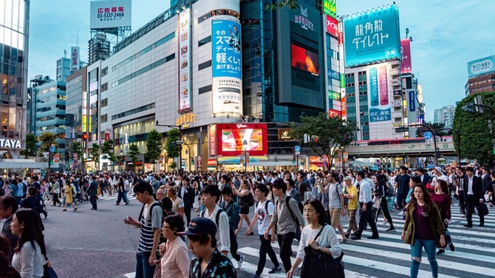 persimpangan yang sibuk di jepang