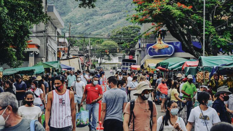 Kosta Rika - Orang-orang Berjalan di jalan yang dipenuhi pohon