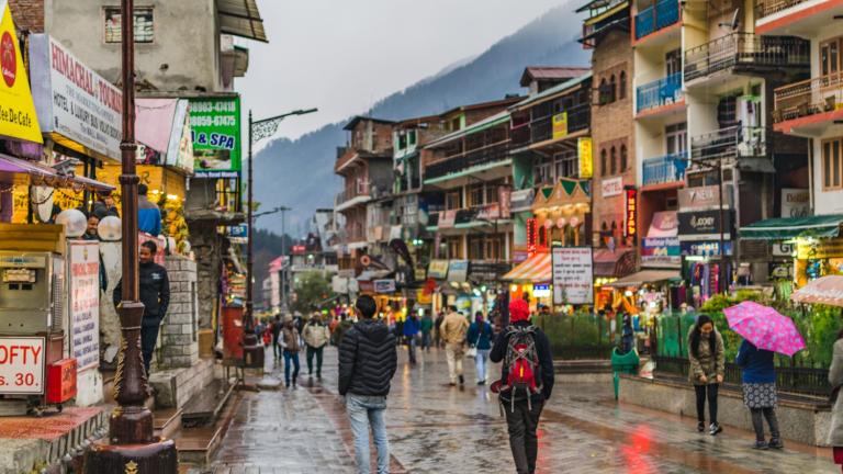 Pejalan kaki berjalan di trotoar di kota India