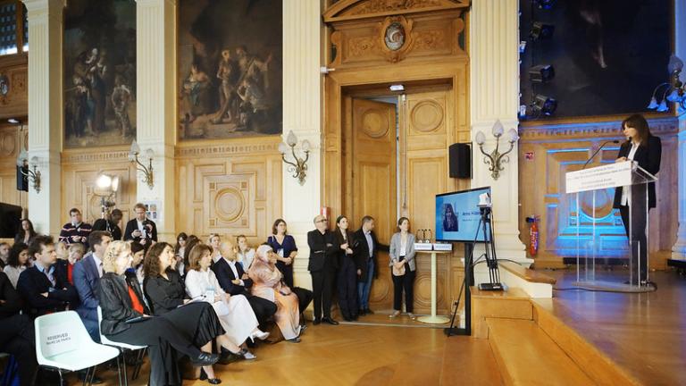 Walikota Paris Anne Hidalgo berpidato di hadapan para hadirin di Forum Internasional Paris untuk Mengakhiri Polusi Plastik di Perkotaan