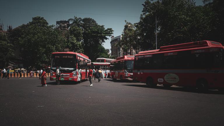 Gambar bus listrik di Mumbai.