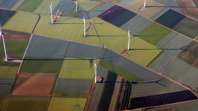 Pemandangan udara lahan pertanian dengan turbin angin