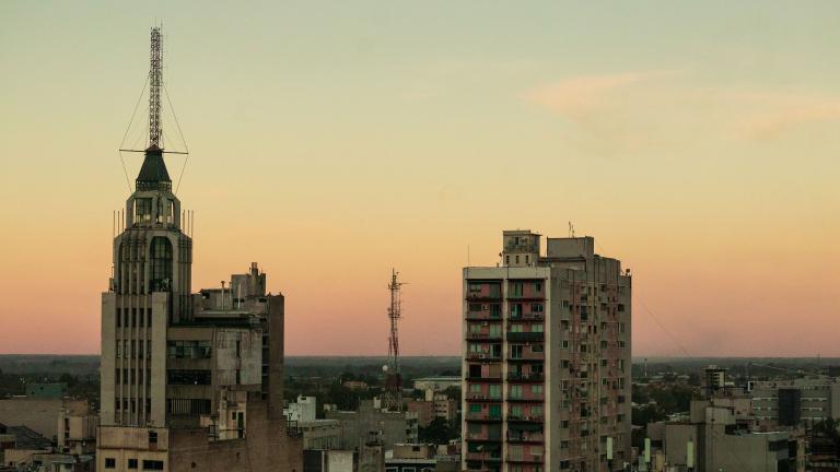 Bangunan-bangunan di Mendoza saat matahari terbenam