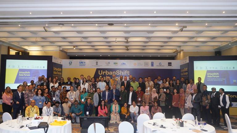 Para peserta UrbanShift Asia Forum berkumpul untuk berfoto bersama