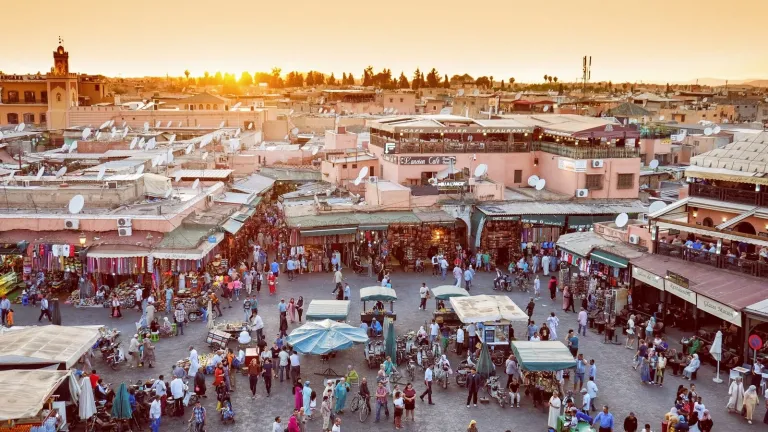 foto keramaian pasar kota yang sibuk saat matahari terbenam
