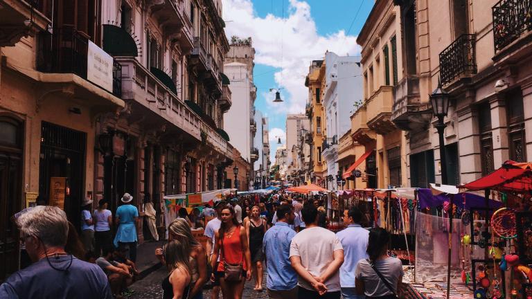 pemandangan jalan yang sibuk di buenos aires