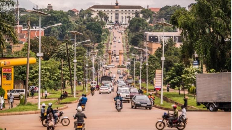 pemandangan jalan yang sibuk di uganda