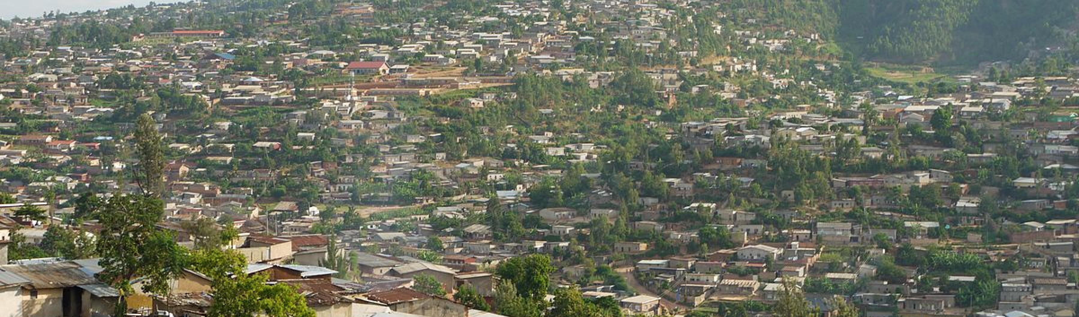 Pinggiran kota Kigali dengan Gunung Kigali sebagai latar belakang