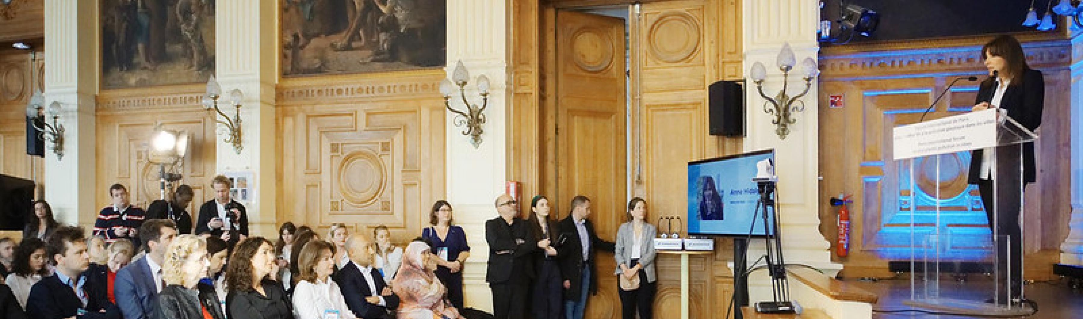 Walikota Paris Anne Hidalgo berpidato di hadapan para hadirin di Forum Internasional Paris untuk Mengakhiri Polusi Plastik di Perkotaan