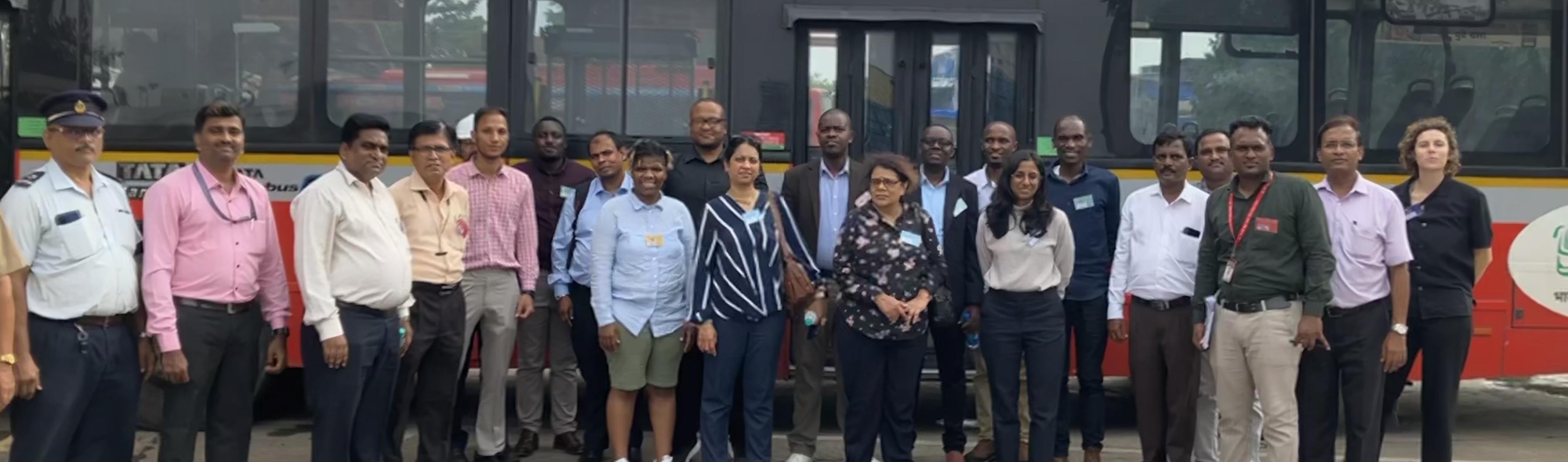 Para peserta pertukaran UrbanShift Peer to Peer di depan bus tanpa emisi di Mumbai