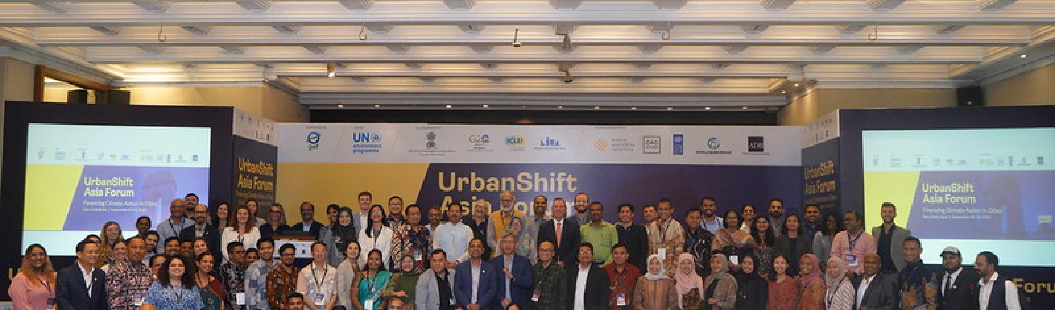 Para peserta UrbanShift Asia Forum berkumpul untuk berfoto bersama