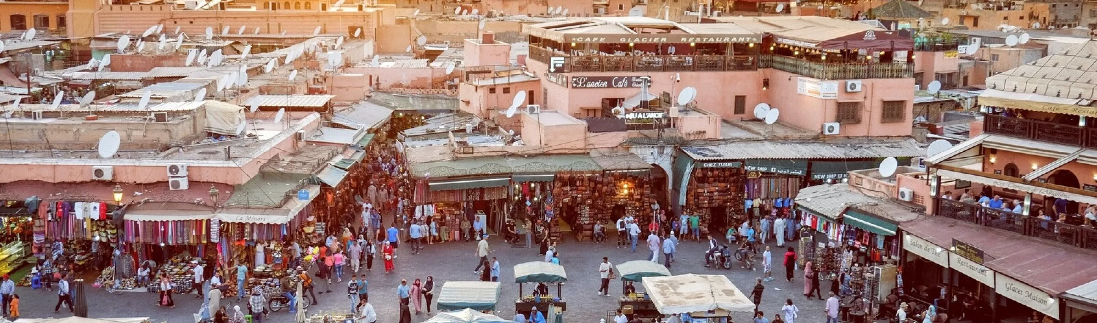 foto keramaian pasar kota yang sibuk saat matahari terbenam