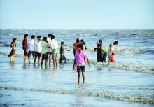 Pantai Dumas, Surat